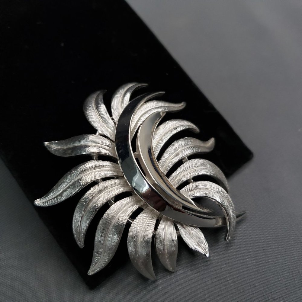 Crown Trifari Silver Tone Brooch Pin Leafy Abstract Pattern Vtg 1960s 1.75"x1.5"